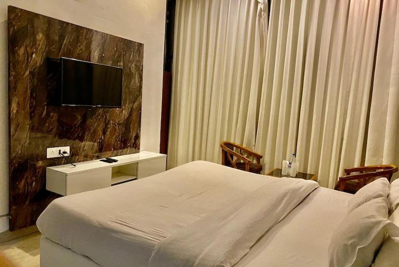 Hotel Hollywood Zirakpur Exterior photo